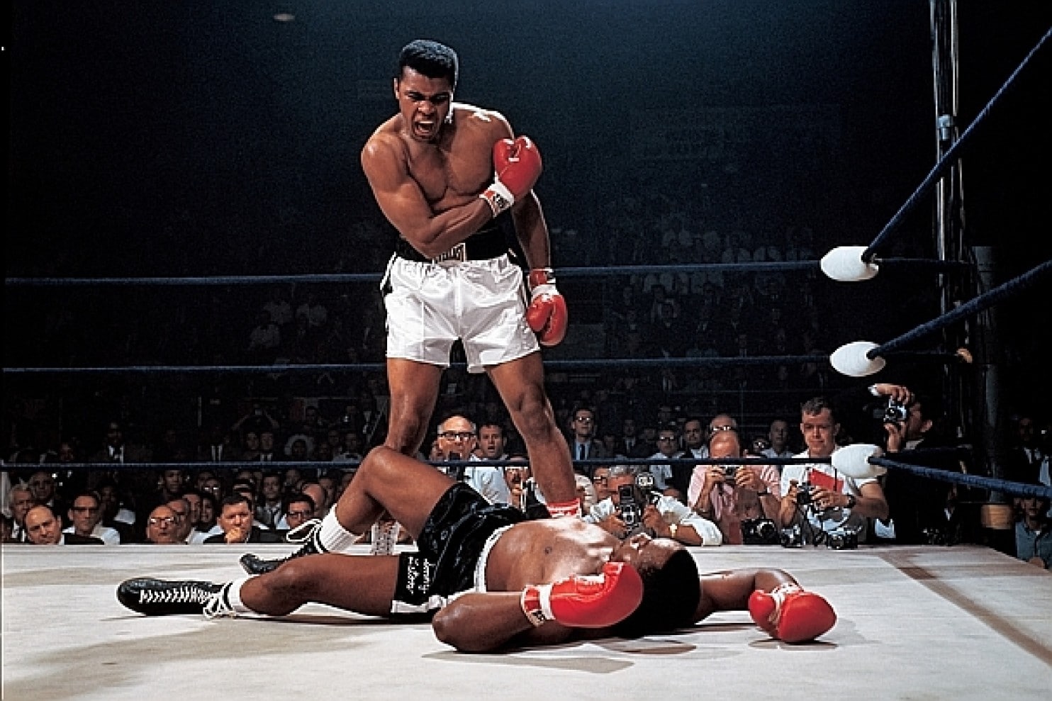 Мухаммед Али вошел в историю бокса как спортивная икона, как на ринге, так и вне его